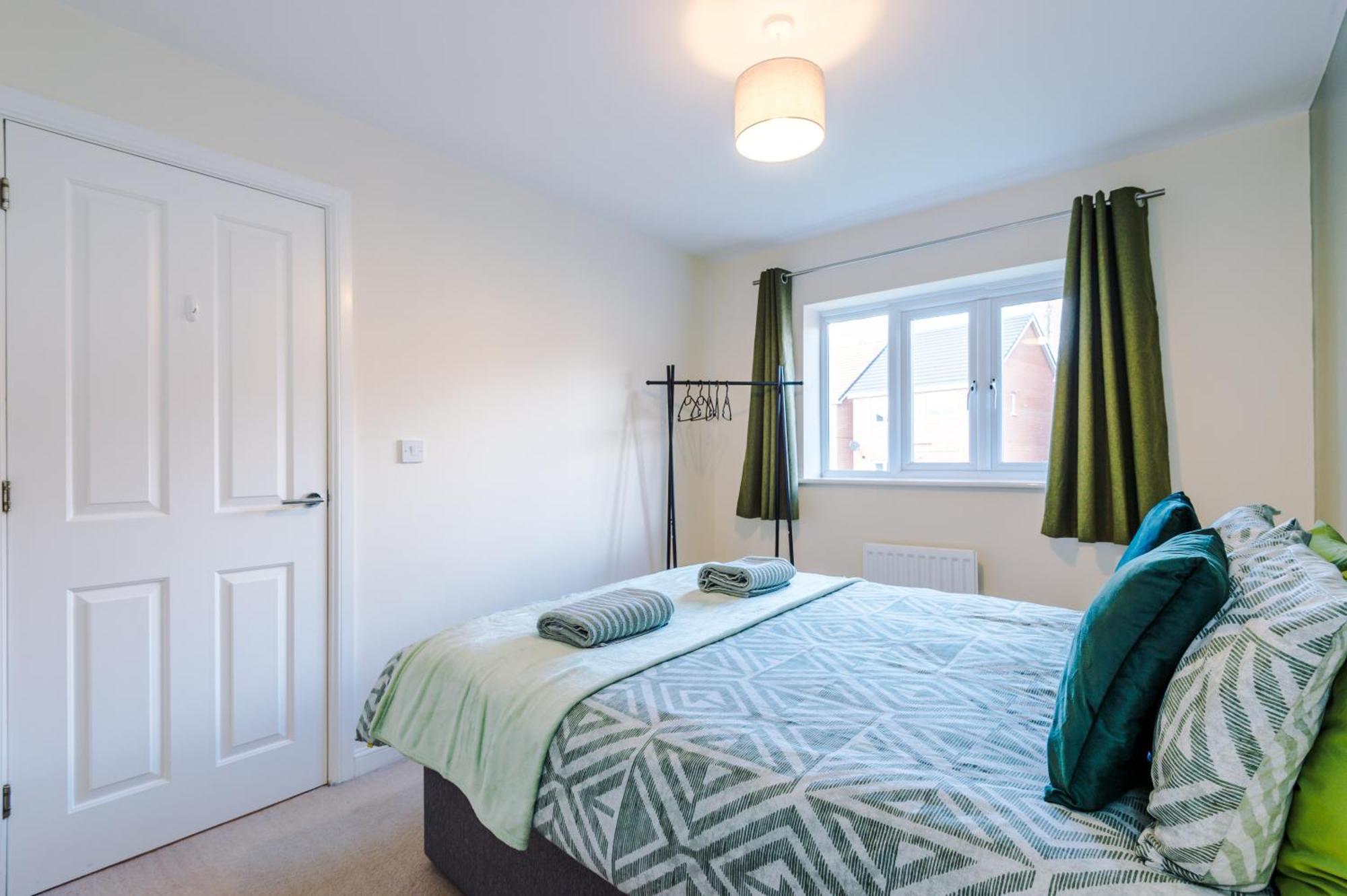 Modern Semi Detached In A Quiet Location, Driveway Parking Villa Ewloe Exterior photo