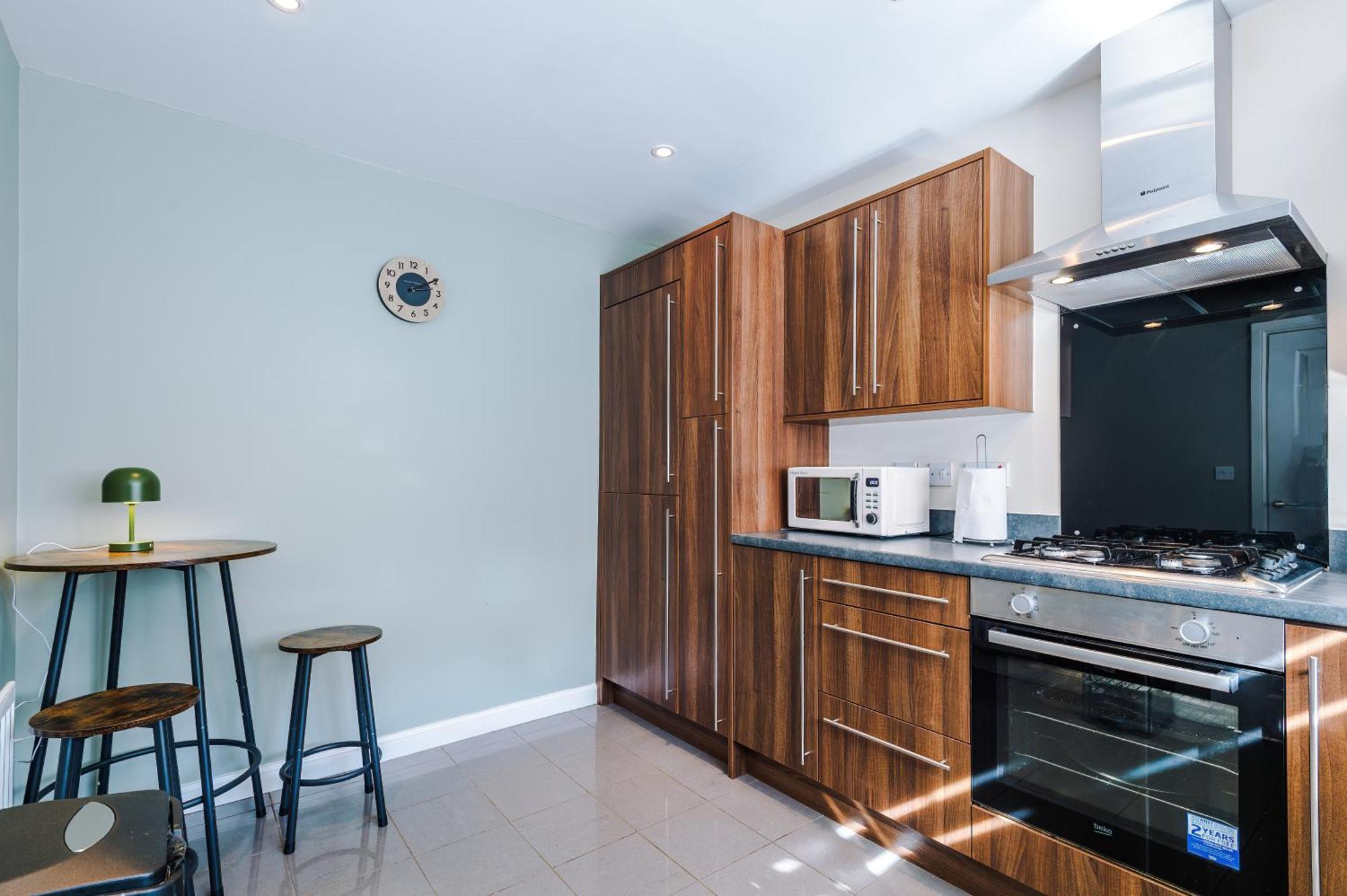 Modern Semi Detached In A Quiet Location, Driveway Parking Villa Ewloe Exterior photo
