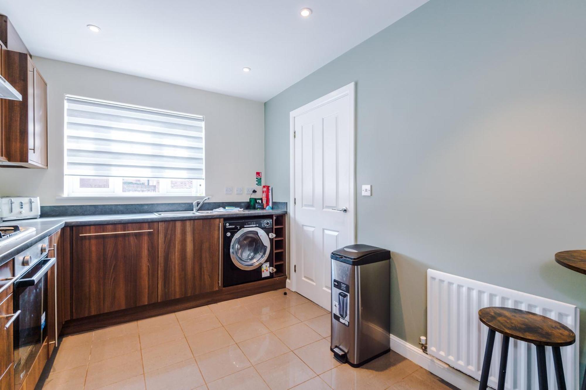 Modern Semi Detached In A Quiet Location, Driveway Parking Villa Ewloe Exterior photo