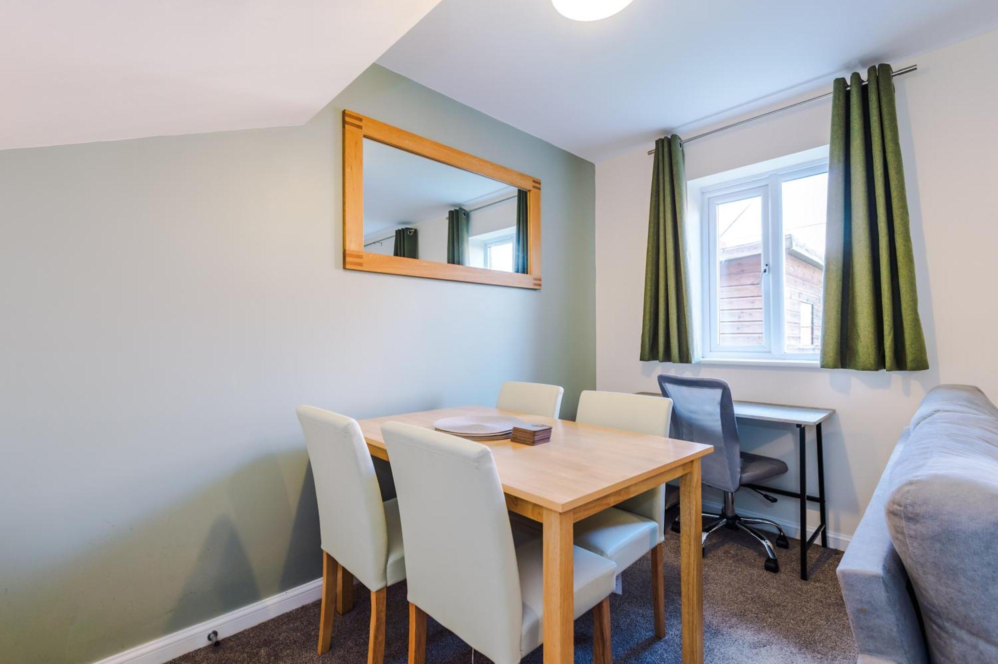 Modern Semi Detached In A Quiet Location, Driveway Parking Villa Ewloe Exterior photo